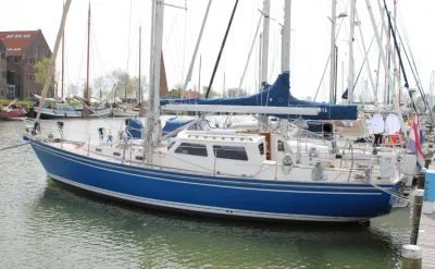 zeiljacht in jachthaven langs steiger