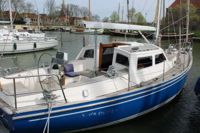 zeiljacht aangemeerd in een jachthaven