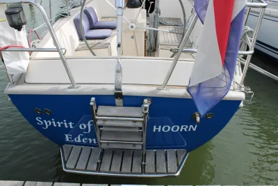 achterdek van zeilboot met zwemtrap