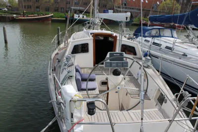 zicht vanaf het achterschip van een zeiljacht