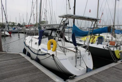 zeilboot aangemeerd in jachthaven