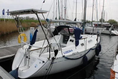 zeiljacht afgemeerd in jachthaven
