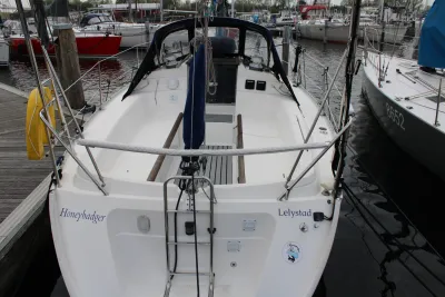 Achterkant van zeilboot in haven