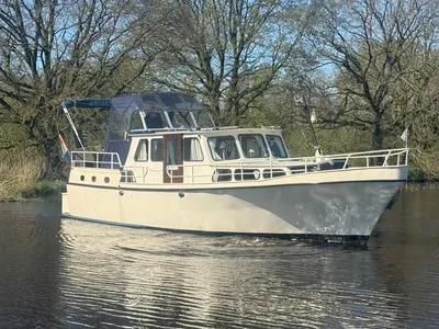 motorjacht op stil water