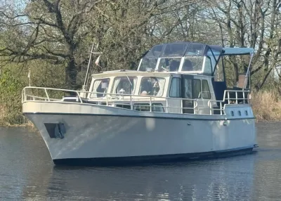 motorboot op rustig water met bomen