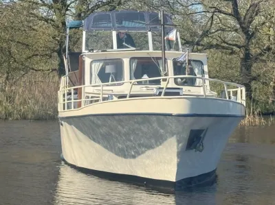 voorkant van motorkruiser op het water