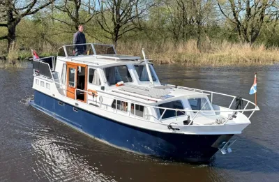 motorjacht op rivier met bomen op oever