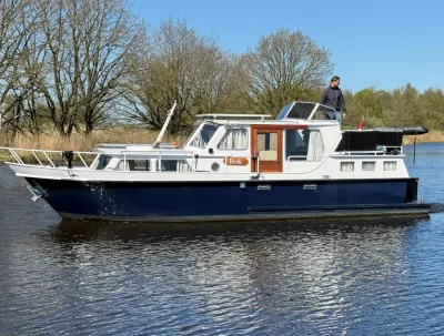 witte en blauwe motorboot op rustig water