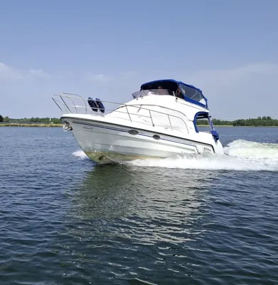 witte sportcruiser varend op water