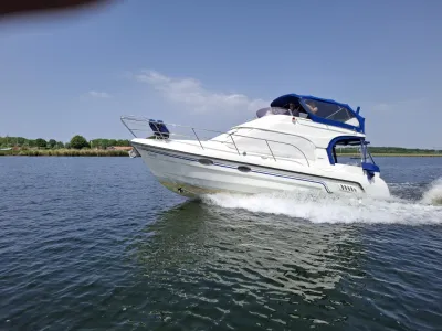 witte motorboot op rustig binnenwater