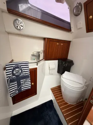 badkamer in kajuit met toilet en kast