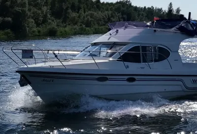motorboot op water met brug op achtergrond