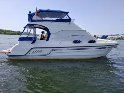witte motorjacht zijaanzicht