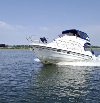 witte sportcruiser op open water