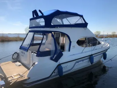 motorboot afgemeerd bij kade