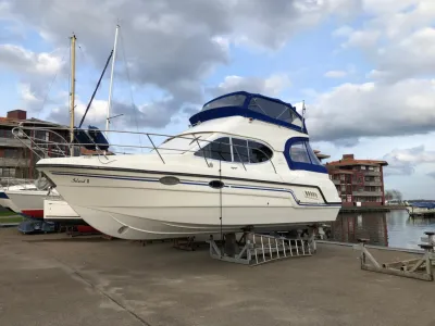 motorjacht op werf bij jachthaven