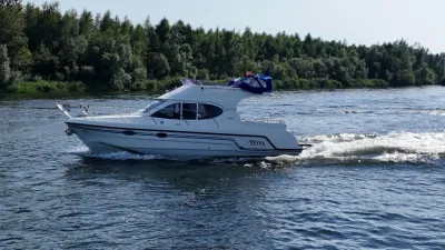 Wit motorjacht op binnenwater