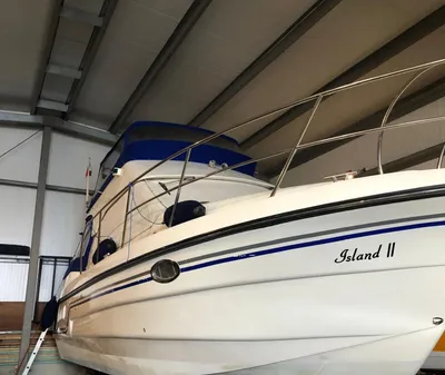 motorjacht in opslagloods