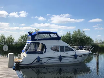 witte sportcruiser afgemeerd bij steiger