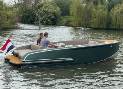 twee personen op sloep op rivier