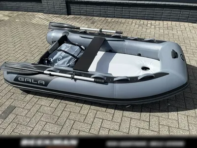 opblaasbare boot op stenen ondergrond
