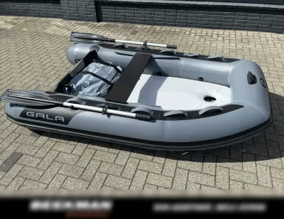 opblaasbare boot op parkeerplaats