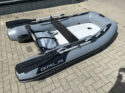 Opblaasbare boot op tegelvloer