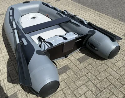 grijze opblaasbare boot op bestrating