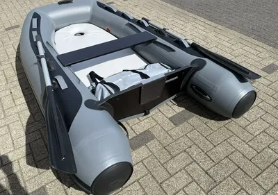 grijze opblaasboot op bestrating