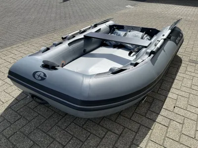 opblaasboot op parkeerplaats