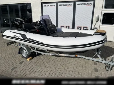 ribboot op trailer met buitenboordmotor