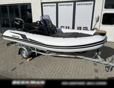 RIB op trailer bij showroom