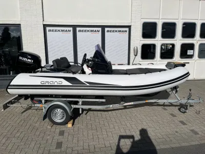 RIB op trailer voor bedrijfspand