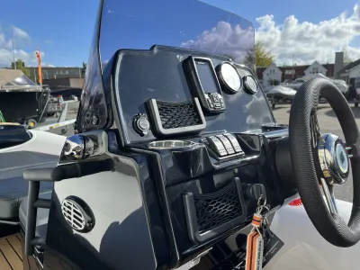 bedieningspaneel en stuur van een console