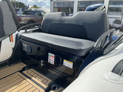 zitbank en achterdek van een boot