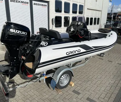 RIB op trailer bij showroom