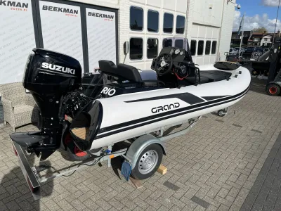 RIB op trailer bij showroom