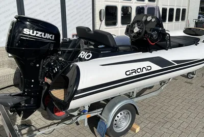 RIB op trailer bij showroom