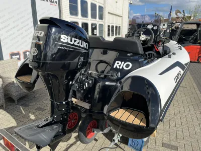 Achterkant van rib met buitenboordmotor