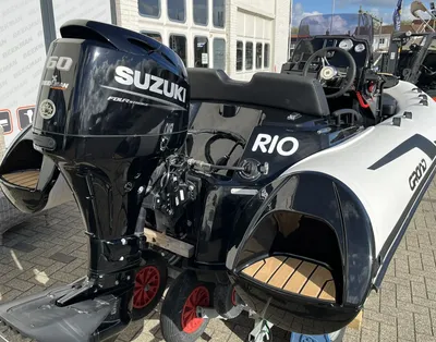 RIB met buitenboordmotor op trailer