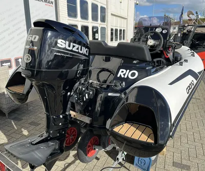 RIB met buitenboordmotor op trailer