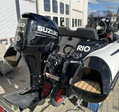 RIB met buitenboordmotor op trailer