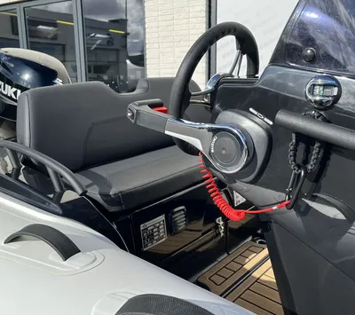 Console en zitplaats met buitenboordmotor