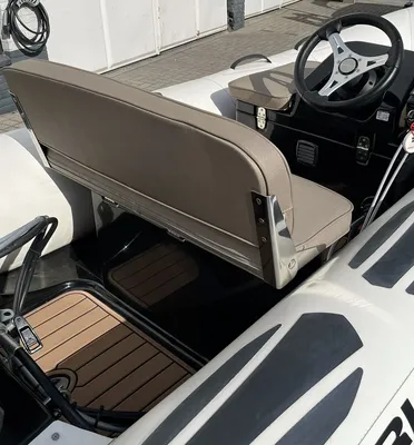 interieur en zijkant van een RIB tender