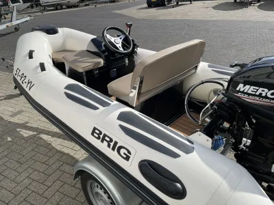 RIB tender op trailer, console en motor zichtbaar