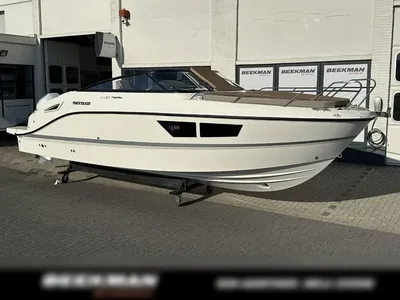 motorboot op land bij showroom