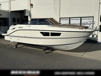 wit motorjacht op parkeerplaats buiten