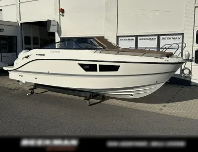 Witte cruiser op bok naast gebouw