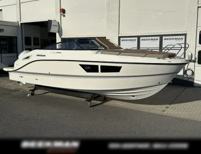 motorboot op trailer voor bedrijfsgebouw