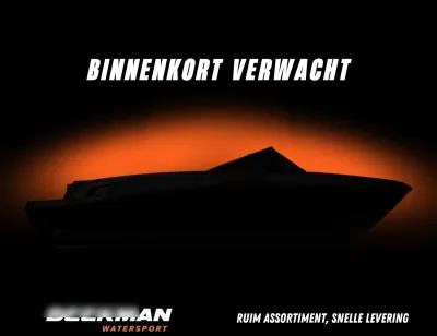 silhouet van een boot tegen oranje achtergrond